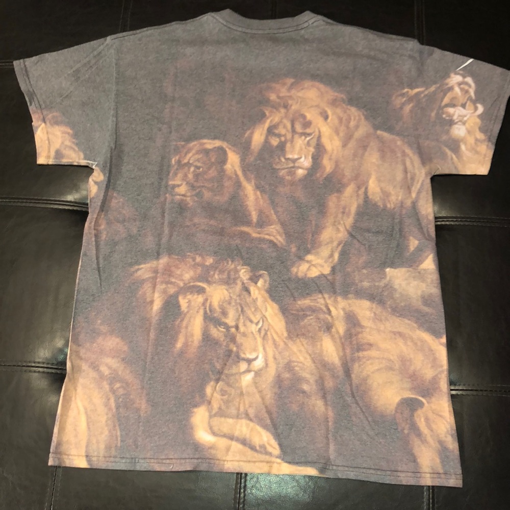 Lion’s Den T-Shirt - Picture 3 of 3